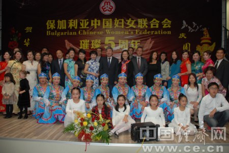 圖為演出者與嘉賓合影留念。中國(guó)經(jīng)濟(jì)網(wǎng)記者 田曉軍/攝 