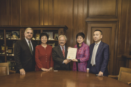 北京同仁堂和美洲中醫(yī)學院高層，拜訪舊金山市長李孟賢（中），并獲頒賀狀。（北京同仁堂提供）