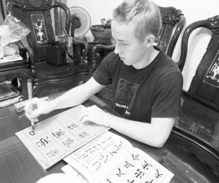 在吳言的影響下，他的弟弟喬舒亞也赴中國(guó)學(xué)習(xí)，并取名吳家偉。圖為吳家偉在臺(tái)灣留學(xué)時(shí)練習(xí)毛筆字。