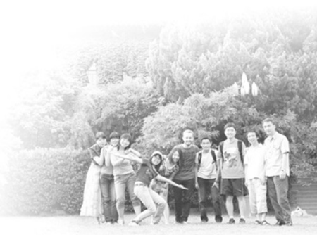 吳言與南京大學(xué)社會(huì)學(xué)專業(yè)的研究生同學(xué)在校園內(nèi)合影。