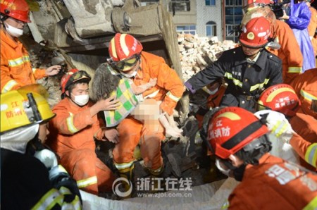 溫州鹿城區(qū)塌樓事故現(xiàn)場救出的女孩，抱出時(shí)還用力抓住了救援人員。浙江日報(bào)記者胡元勇　通訊員余根玲/攝