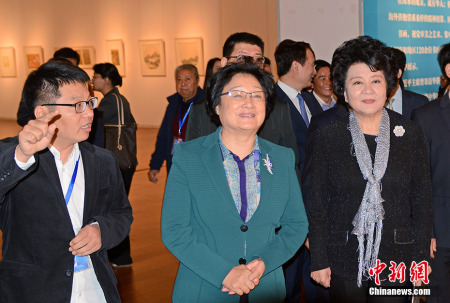 10月11日，由中國國務院僑務辦公室、天津市人民政府和中國美術家協(xié)會共同主辦的第二屆“全球華人書畫展”在天津美術館啟幕，全國政協(xié)副主席李海峰（中）、國務院僑辦主任裘援平（右）等參觀展覽。本次書畫展以“絲路遠帆宏圖展，翰墨凝僑筑夢圓”為主題，團結鼓勵海外華人書畫家共同用藝術語言講好“中國故事”。據悉，為期6天的展覽共展出五大洲40個國家和地區(qū)120余位書畫家的152件形態(tài)多樣、內容豐富的作品。 <a target='_blank' >中新社</a>記者 佟郁 攝