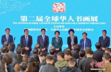 10月11日，由中國國務院僑務辦公室、天津市人民政府和中國美術家協(xié)會共同主辦的第二屆“全球華人書畫展”在天津美術館啟幕，全國政協(xié)副主席李海峰、國務院僑辦主任裘援平、中國美術家協(xié)會主席劉大為等出席開幕式。本次書畫展以“絲路遠帆宏圖展，翰墨凝僑筑夢圓”為主題，團結鼓勵海外華人書畫家共同用藝術語言講好“中國故事”。據悉，為期6天的展覽共展出五大洲40個國家和地區(qū)120余位書畫家的152件形態(tài)多樣、內容豐富的作品。 <a target='_blank' >中新社</a>記者 佟郁 攝