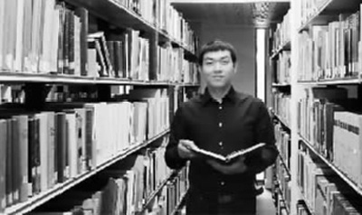 回國后，彭逸豪為了實(shí)現(xiàn)律師夢想，經(jīng)常到圖書館進(jìn)修。 　?。ㄊ茉L者提供） 