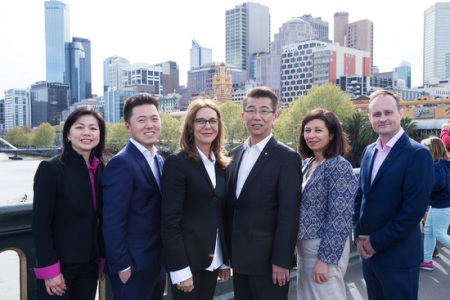 Together Melbourne團(tuán)隊(duì)，包括市長(zhǎng)候選人王宗堅(jiān)(Ken Ong，左四)，副市長(zhǎng)候選人Sue Morphet(左三)，四位市議員候選人，包括劉樂(Philip Le Liu，左二)和Alice Poon(左一)兩位華人代表。(澳洲網(wǎng)圖片)