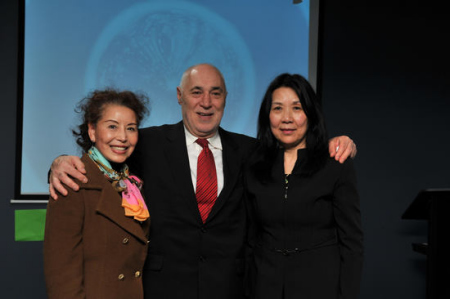 “Phil Cleary Means Business”團(tuán)隊(duì)，包括市長(zhǎng)候選人Phil Cleary(中)，副市長(zhǎng)候選人蘇俊希(Junxi Su，右一)。(澳洲網(wǎng)圖片)