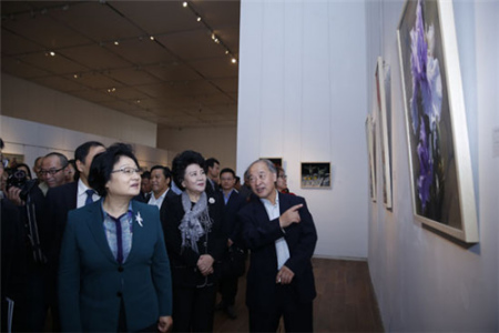 10月11日，中國(guó)十二屆全國(guó)政協(xié)副主席李海峰（左一）、國(guó)務(wù)院僑務(wù)辦公室主任裘援平（左二）參觀書畫展。