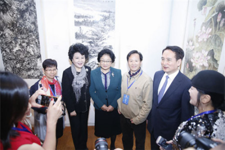 10月11日，中國(guó)十二屆全國(guó)政協(xié)副主席李海峰（中）、國(guó)務(wù)院僑辦主任裘援平（左二）、國(guó)務(wù)院僑辦副主任譚天星（右一）與參加書畫展的華人畫家合影。
