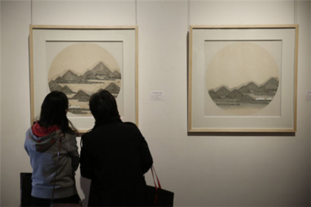 10月11日，游人在天津美術(shù)館欣賞由華人書畫藝術(shù)家創(chuàng)作的書畫作品。