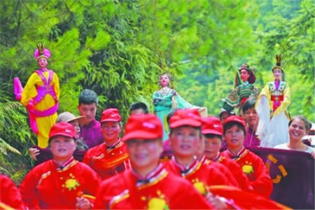 在一年一度的提線木偶巡演上，人群中年輕面孔的出現(xiàn)，為古老的木偶戲增添了幾分活力。
