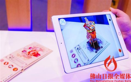 　“佛山非遺”系列AR明信片。使用手機掃描明信片，隨即跳出憨態(tài)可掬的舞獅形象。 佛山日報記者周春攝