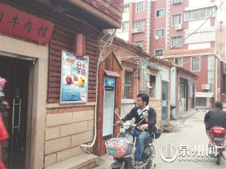 市民從“分享冰箱”前經(jīng)過 市民從“分享冰箱”前經(jīng)過