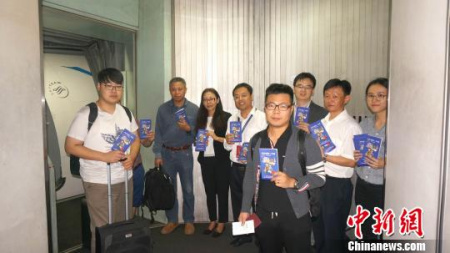 首位接到手冊(cè)的乘客表示，第一次來(lái)到印尼，沒(méi)想到剛到印尼就收到使館人員親自贈(zèng)送的旅行指南，此次旅途倍感踏實(shí)、溫暖，一本小小的手冊(cè)充分體現(xiàn)了政府對(duì)遠(yuǎn)游海外公民的關(guān)懷?！☆檿r(shí)宏 攝