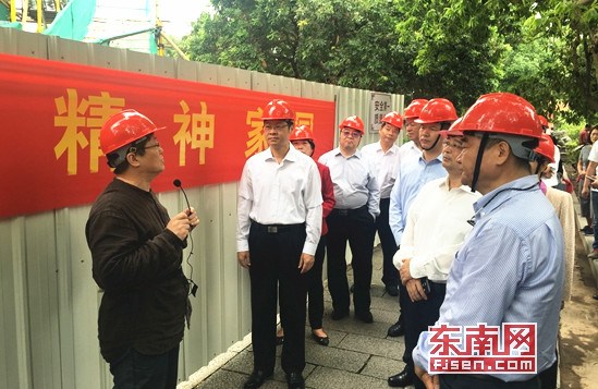 相關(guān)人員正在介紹開元寺東塔修繕情況。