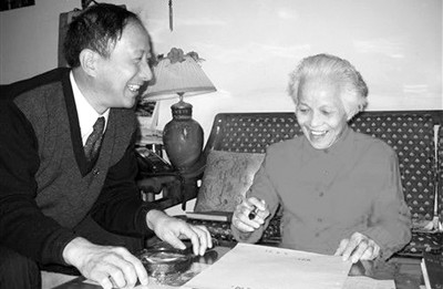 圖為曹明龍采訪李富春和蔡暢的女兒李特特。衛(wèi)國戰(zhàn)爭時期，李特特曾在莫斯科伊萬諾沃兒童院生活。 (資料圖片) 