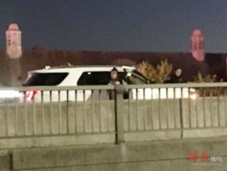 韓裔女子駕駛的車(chē)輛正停在高架橋上。(美國(guó)《僑報(bào)》/王伊琳 攝) 　 　　