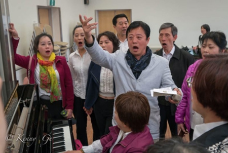 肖金聲與聲樂愛好者互動(墨爾本華星藝術(shù)團供圖) 肖金聲與聲樂愛好者互動(墨爾本華星藝術(shù)團供圖)