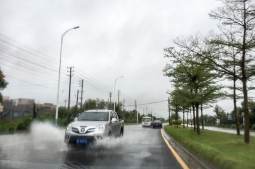 ?？谑协傊荽蟮婪e水影響車輛通行。記者洪堅(jiān)鵬 攝