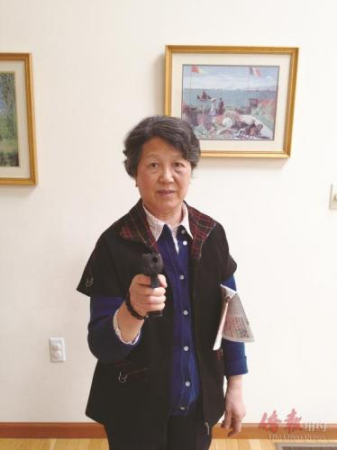 韓鄭78歲母親黃秀琴對(duì)槍支也十分熟稔。 （美國(guó)《僑報(bào)》） 