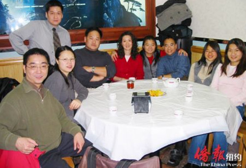 心理安康一線牽開通時(shí)的13名華裔工作人員，如今只剩三個(gè)人。 (羅潔提供)
