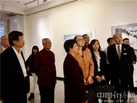 中、澳來賓觀看展覽。（ 中國經(jīng)濟網(wǎng)記者 蘇琳攝）