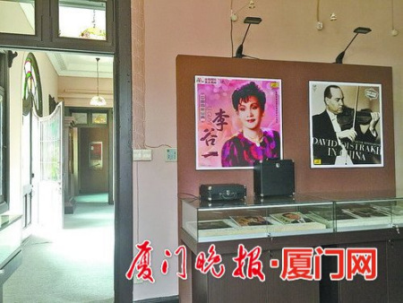 展覽展示區(qū)以展板形式展示中國唱片百年歷史，同時展示珍貴歷史文獻(xiàn)資料（復(fù)制件）