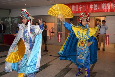 川劇表演。(日本《中文導報》/張石 攝)