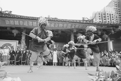 非遺展演現(xiàn)場(chǎng)傳承人表演皂隸舞。