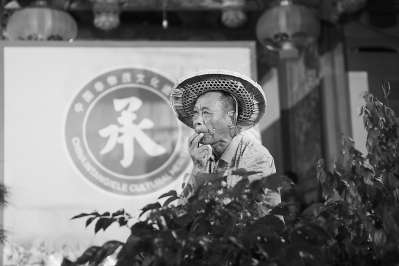 非遺晚會(huì)上，老人用樹葉當(dāng)樂器演奏。