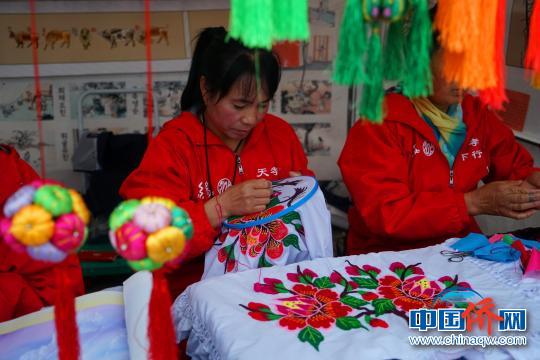 積石山繡娘現(xiàn)場展示刺繡?！∪轿木?攝