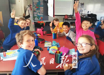 圖為暄暄（右三）微留學(xué)時(shí)和當(dāng)?shù)貙W(xué)生一起上課。