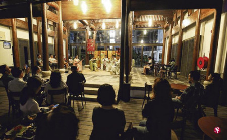 湘靈音樂社10月上旬在明清古建筑內(nèi)，呈現(xiàn)了一場典雅的傳統(tǒng)南音《御前清客》，把古樂和古建筑變成精致的文化體驗(yàn)，備受好評。（新加坡《聯(lián)合早報(bào)》/陳斌勤 攝）
