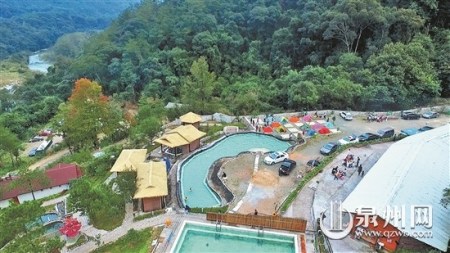 德化南埕鎮(zhèn)積極打造獨(dú)具特色的鄉(xiāng)村旅游景區(qū)。圖為塔兜溫泉航拍畫面。 （黃谷瑩 李宏圖 攝）
