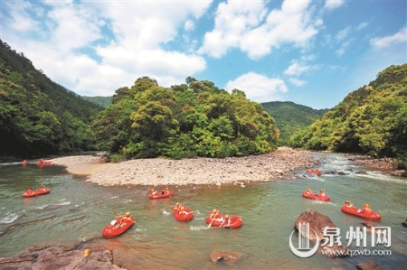 德化南埕鄉(xiāng)村旅游發(fā)展成效顯著。圖為游客在石龍溪漂流。 （黃谷瑩 攝）