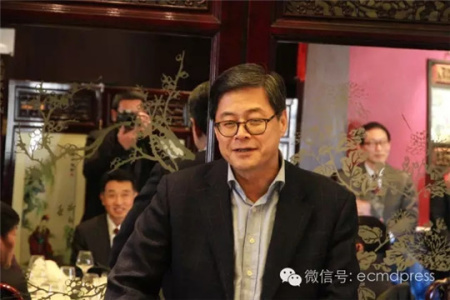 馬燕生公參代表中國駐法使館教育處對“天外”法國校友會的正式成立表示熱烈祝賀。