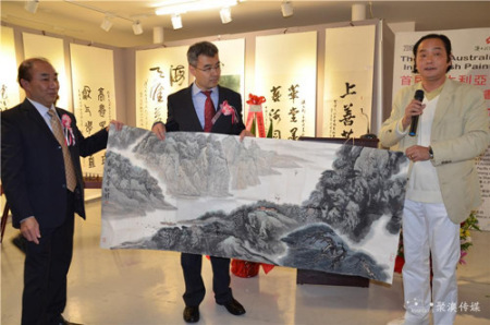 藝術(shù)家們向趙建總領(lǐng)事贈(zèng)畫。(澳洲聚澳國際傳媒集團(tuán) 資料圖)