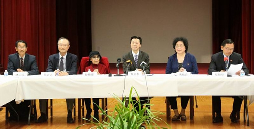 左起：孫中山曾外孫林山立、孫中山胞兄孫眉曾孫孫必興、孫中山孫女孫穗瑛、查立友代總領(lǐng)事、黃興孫女黃儀莊、鄧繁華副總領(lǐng)事　　
