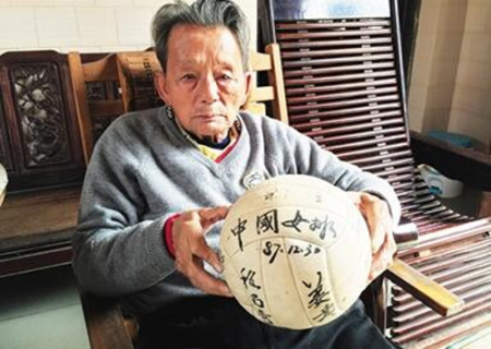  1987年，中國女排曾到文昌中學(xué)交流。已退休的時任文中男排主教練符史聯(lián)至今還珍藏著女排教練隊員送給他的簽名排球。 阿福 攝