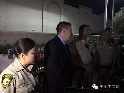 圖為25日晚拉斯維加斯季富力追思會活動現場，近三百位華裔人士、拉斯維加斯當地警方均出席活動。(美國中文網/美中旅游協(xié)會供圖)