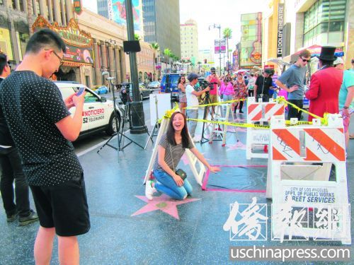 一對情侶在留影拍照時并不知道這是特朗普之星被破壞現場。(美國《僑報》/翁羽 攝)