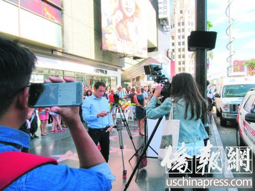 洛杉磯本地人通過手機上的社交媒體即時向親友以及網民進行直播。(美國《僑報》/翁羽 攝)