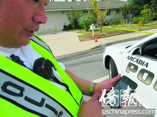 華裔義警劉先生展示“Arcadia 鄰里互助”群。(美國《僑報(bào)》/翁羽 攝)