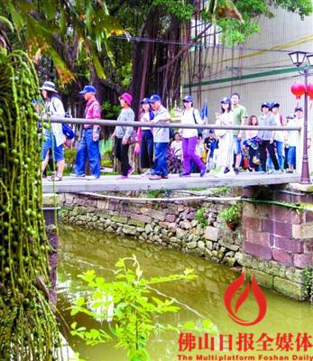 市民在逢簡水鄉(xiāng)參觀體驗。 佛山日報記者周春攝