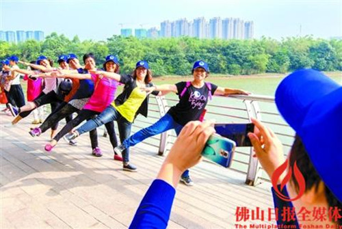 市民在潭洲水道龍舟廣場段留影。 佛山日報記者周春攝