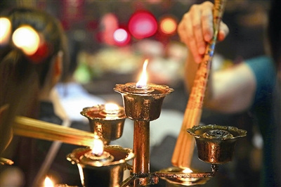 點(diǎn)燈祭祖。