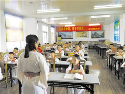 孩子們在瑞安后里文化禮堂學(xué)習(xí)國學(xué)。資料照片