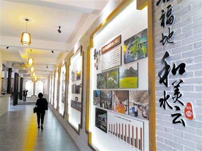 村民參觀永嘉水云文化禮堂。林明 攝
