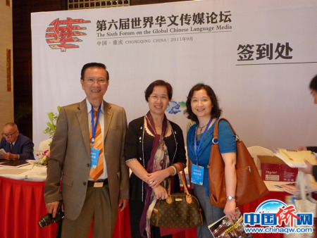 2011年，作者（右一）首次參加第六屆世界華文傳媒論壇時(shí)與代表合影