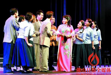 著名粵曲演唱藝術(shù)家梁玉嶸（右四）在開幕式主演曲藝舞臺劇《永恒的星光》。/佛山日報記者甘建華攝