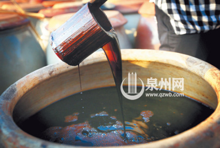 經(jīng)過(guò)歲月的沉淀，天然好醬油的醇香味撲鼻而來(lái)。